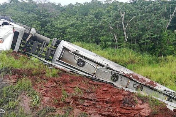 Camión cargado de combustible se vuelca en la Autopista Panamá-Colón