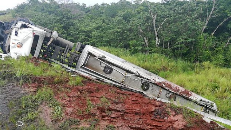 Camión cargado de combustible se vuelca en la Autopista Panamá-Colón