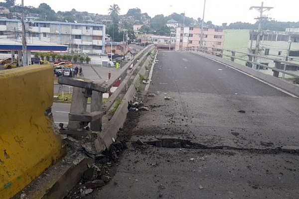 Cierre del puente vehicular de Las Colinas por daños