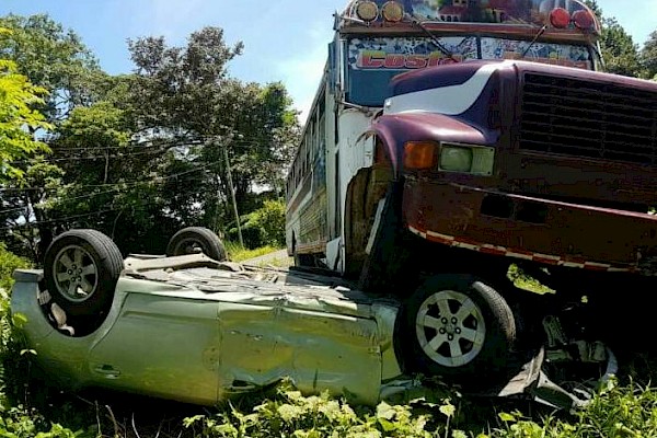 Un herido por accidente en Colón entre un bus y un sedán