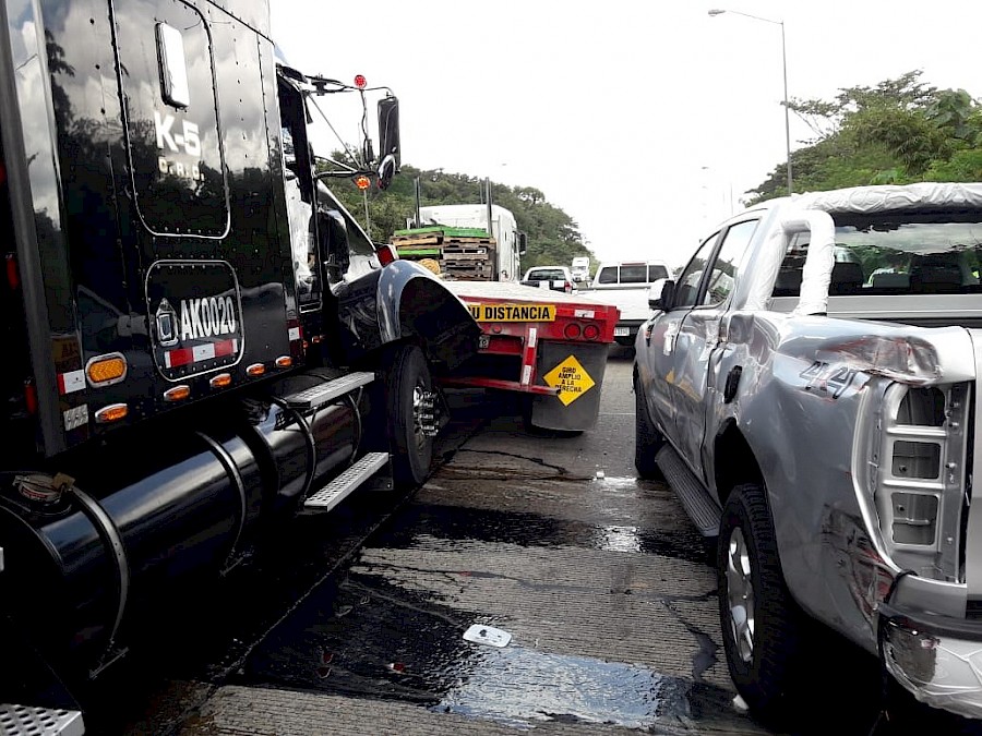 Triple colisión en autopista Panamá-Colón