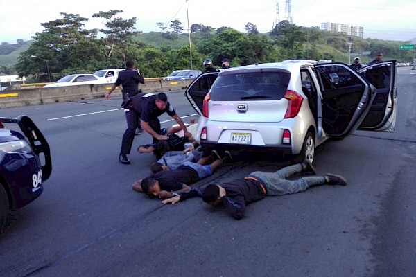 Detenidos 5 asaltantes tras persecución policial