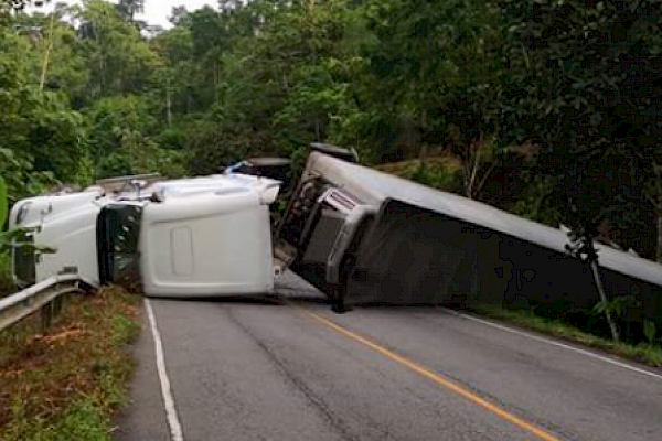 Accidente de camión articulado en Bocas del Toro