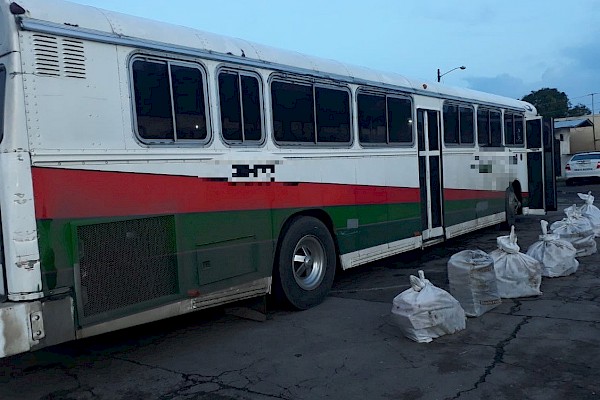 Decomisan cargamento de droga en un bus