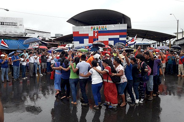 Grupo de costarricenses cierra el acceso en Paso Canoas