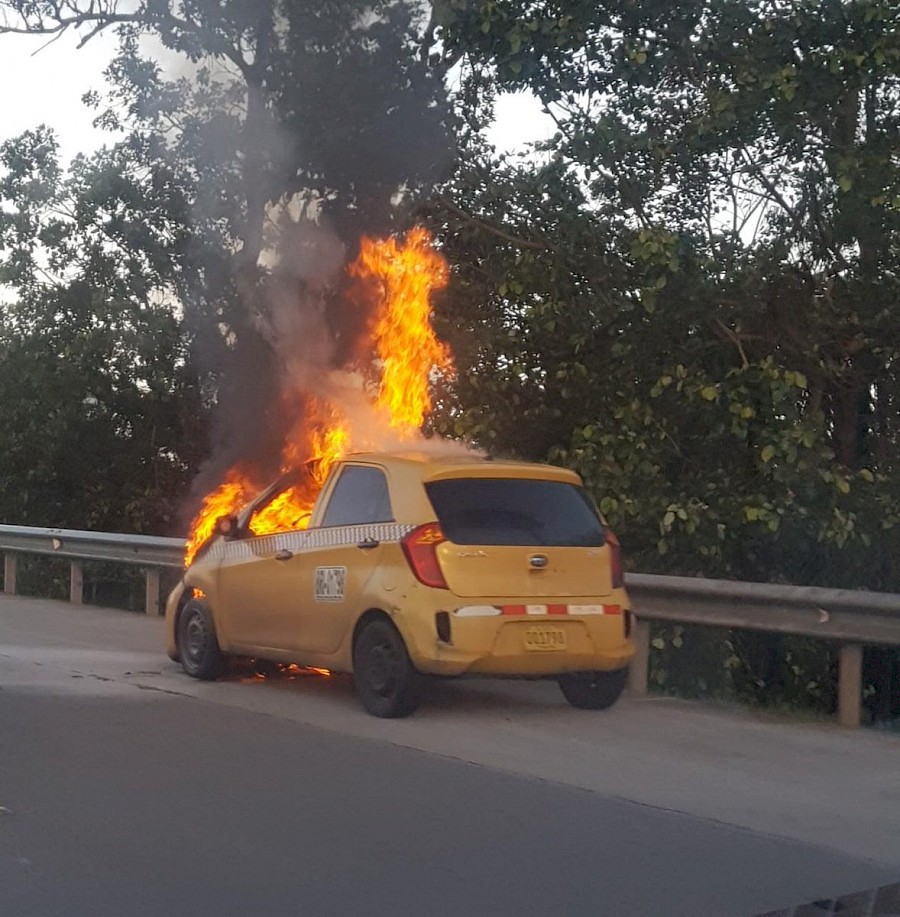 Dos autos se incendian en plena vía