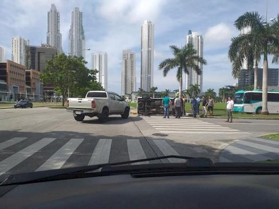 Autos incendiados y colisiones en distintos puntos de Panamá