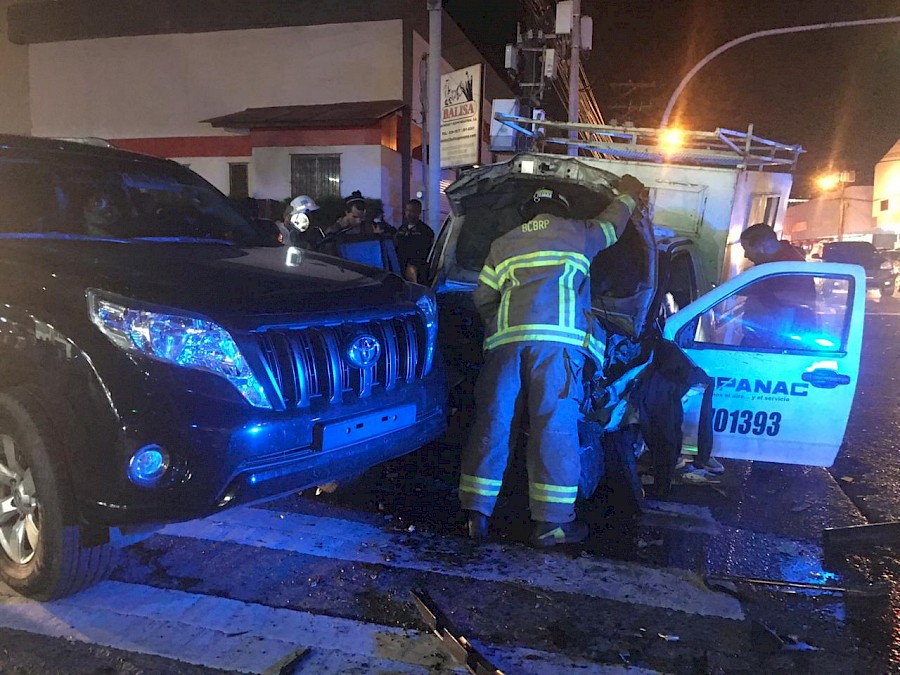 Cinco heridos por colisión en la vía Fernández de Córdoba
