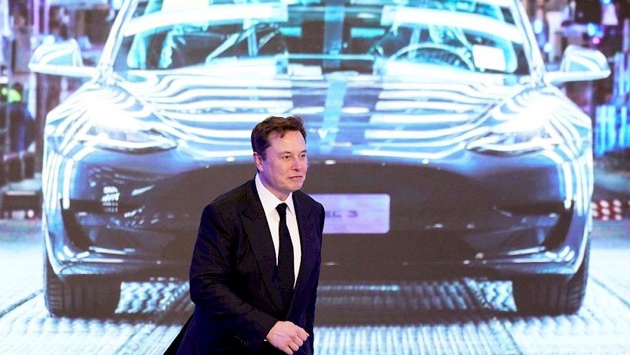 Elon Musk revela un detalle importante que hay que tener en cuenta si quiere comprar un coche a gasolina