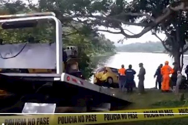 Encuentran un condcutor y su  auto, había caído en el lago Miraflores