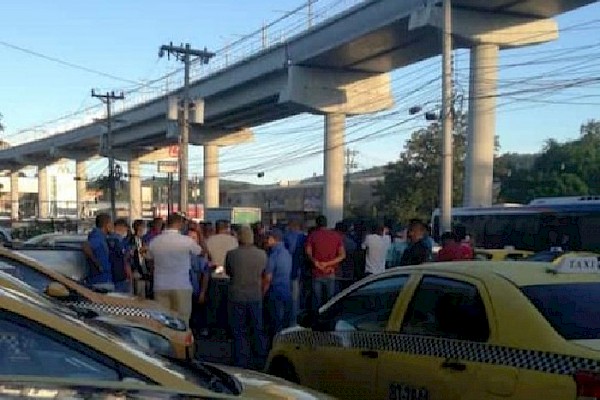 Taxistas protestan contra el levantamiento de medida de circulación de pares y nones, alegan pérdidas económicas