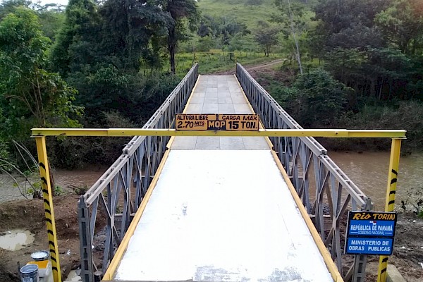 Equipo del MOP culmina puente vehicular sobre el río Torin en Chepo