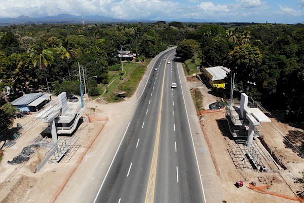 Construcción del puente peatonal Las Guías de Oriente en Río Hato, registra un avance físico del 30%