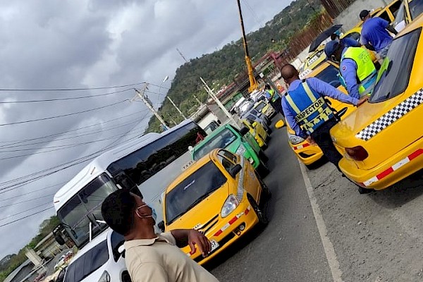 Taxistas a las calles por circulación de par y non