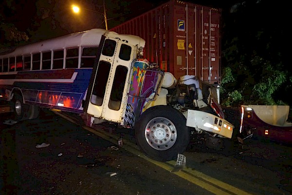 Varios en fuerte accidente vehicular en San Juan, Colón