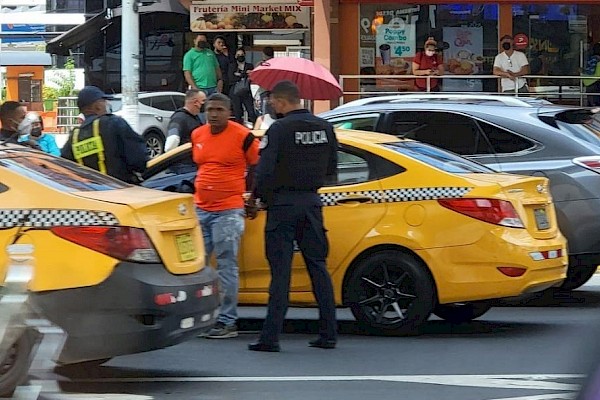 Detienen a un taxista por agredir a una unidad policial
