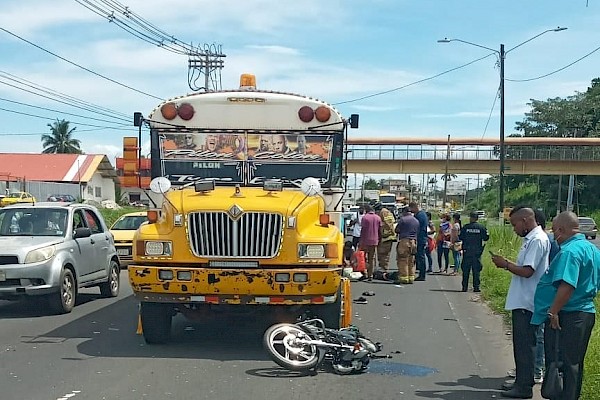 Motorizado fallece tras impactar con un bus en Colón