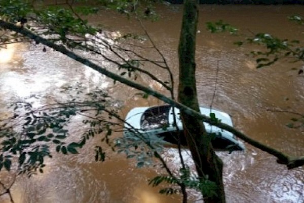 Un conductor pierde la vida en Los Santos al ser arrastrado por la corriente de un río