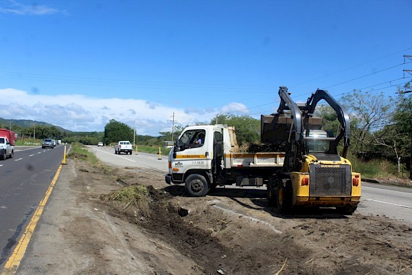 Continúa mantenimiento en la Carretera Panamericana y calles en La Chorrera - Chame y San Carlos