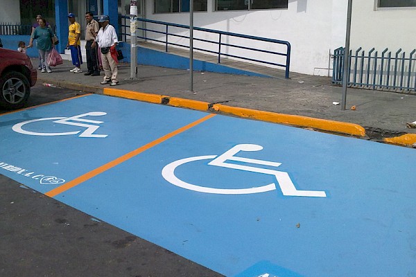 Sanción de hasta $300.00 para conductores que usen ilegalmente estacionamientos para discapacitados