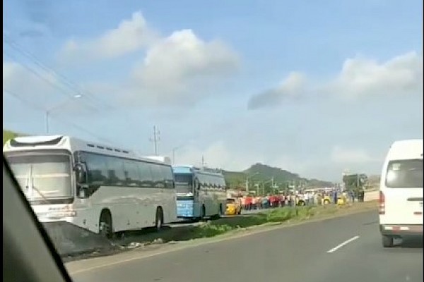 Transportistas de Panamá Oeste en paro, miles de usuarios afectados