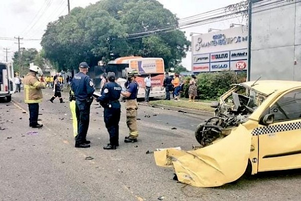 Un muerto y decenas de heridas tras fuerte accidente en Juan Díaz