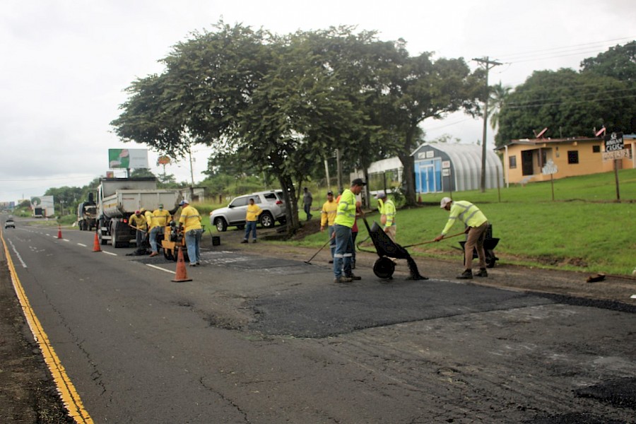 MOP continúa operativo de mantenimiento vial en la vía Panamericana y en los corregimientos de Herrera-Mendoza