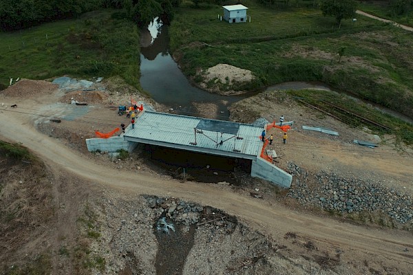 En un 75% avanzan los trabajos de construcción del puente sobre la quebrada Tomongatí en la provincia de Darién