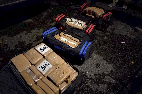 Ubican 141 paquetes con droga dentro de un auto en Villa Guadalupe