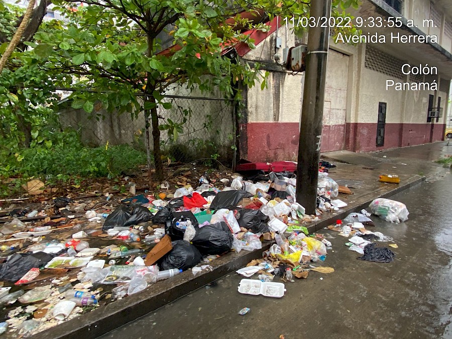 En la provincia de Colón los drenajes están obstruidos por basura