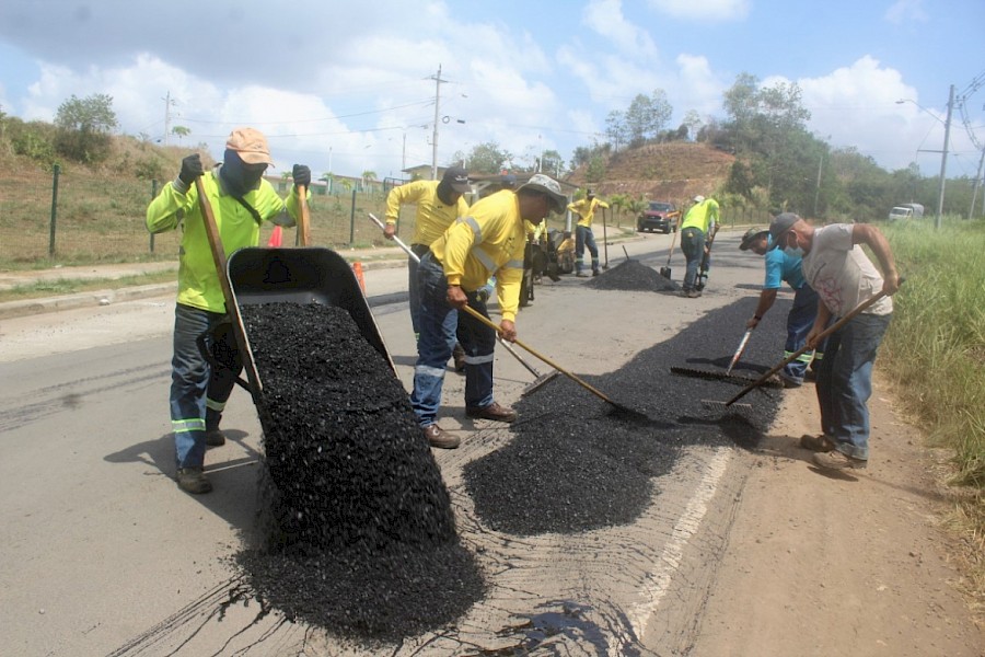 MOP de La Chorrera coloca 23 toneladas de asfalto caliente en la vía principal entre los corregimientos de Herrera, Mendoza y La Represa