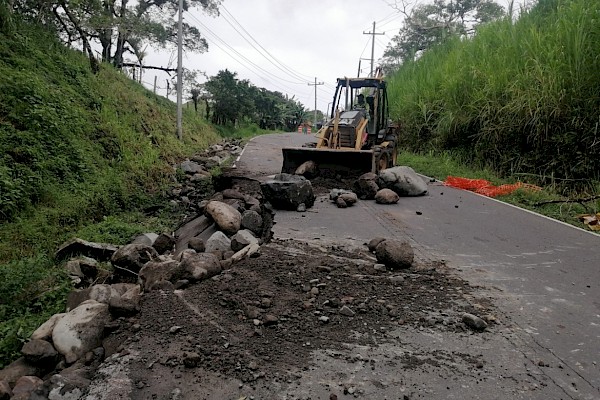 MOP realiza reparación de tramo afectado en la vía Volcán a Río Sereno