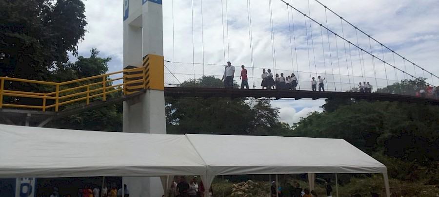 MOP entrega puente peatonal zarzo sobre el río Tabasará en Tolé