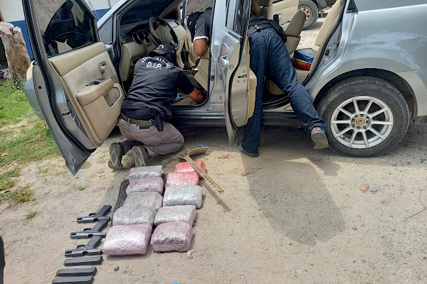 Policía ubica 22 paquetes de presunta droga y tres armas de fuego dentro de un vehículo en Chame