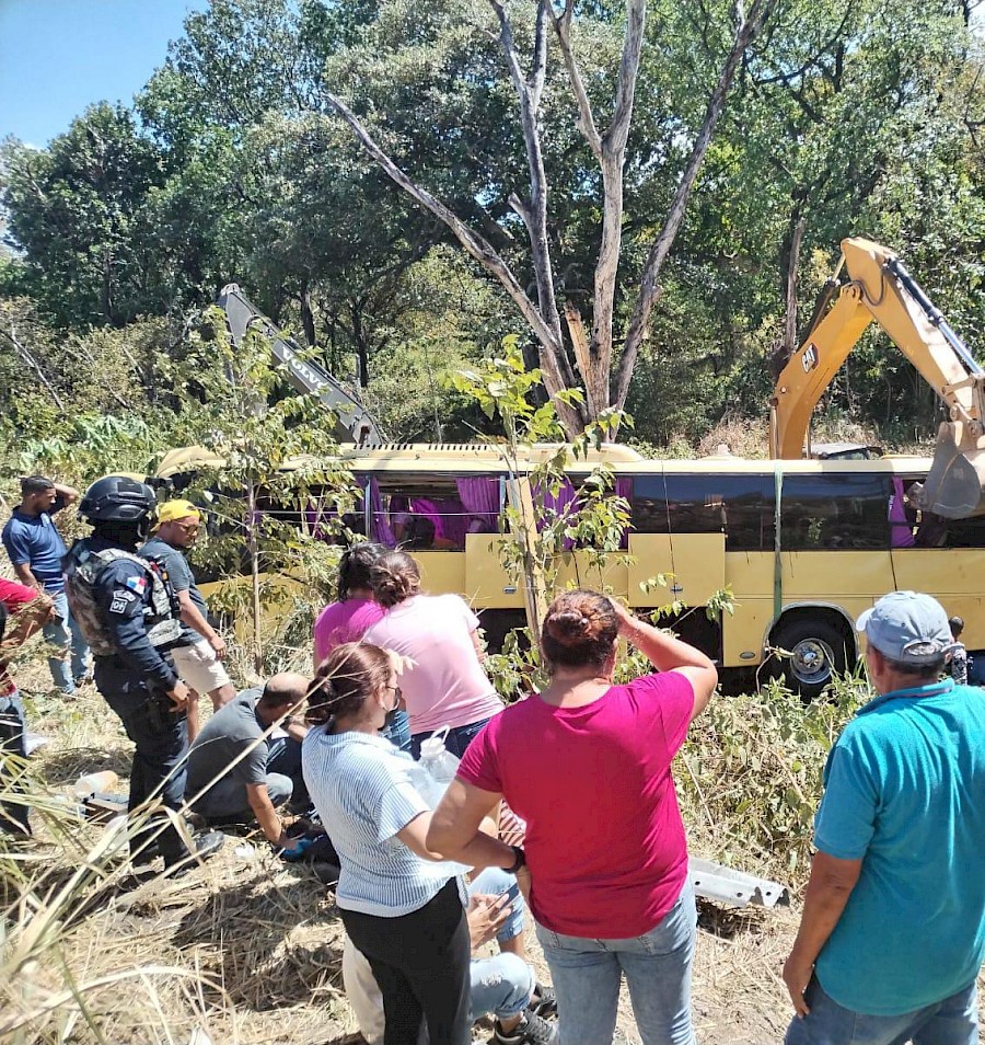 Dos muertos y 30 heridos por accidente de un bus con pasajeros en Campana
