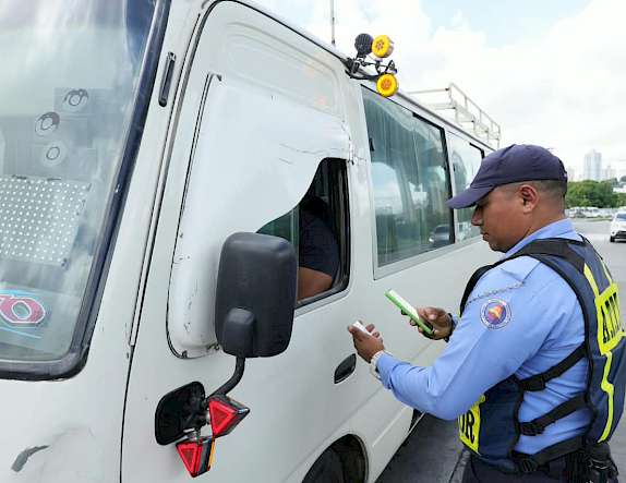 Multas por llantas lisas y desacato en Portobelo