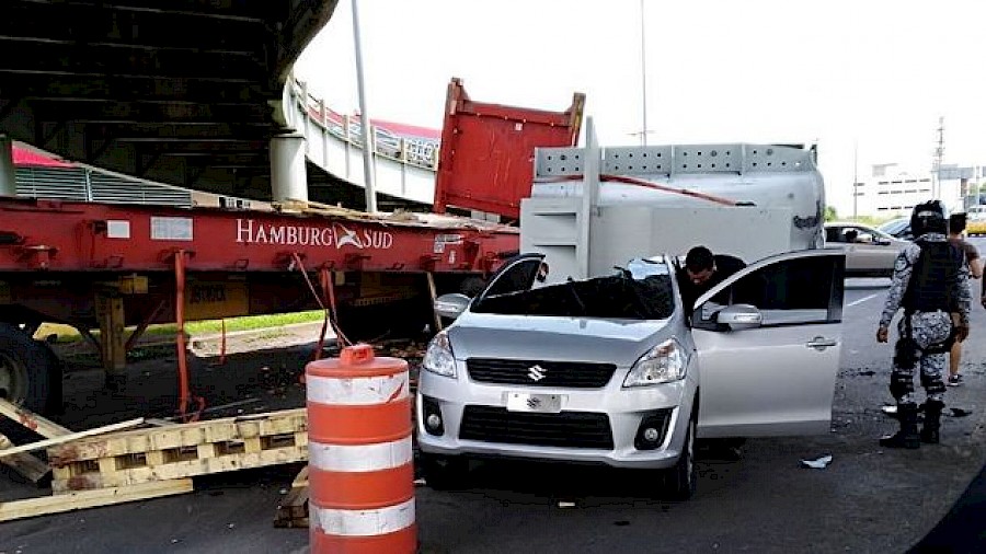 Carga pesada cae sobre un auto y el conductor sale ileso