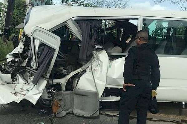 Cuatro heridos por accidente en Capira donde hay un busito involucrado