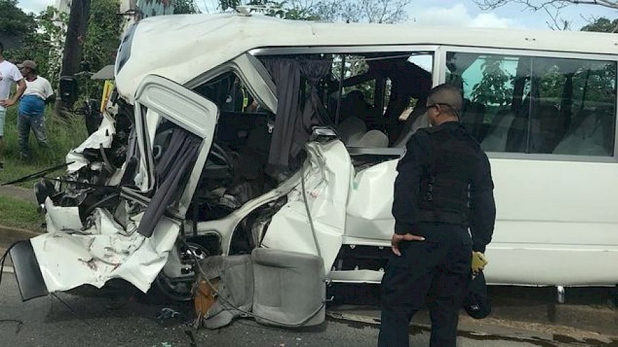 Cuatro heridos por accidente en Capira donde hay un busito involucrado