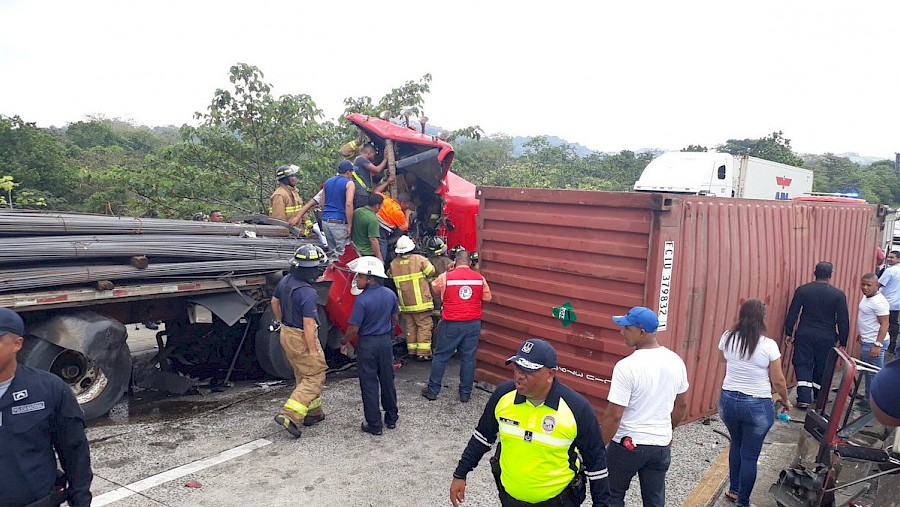 Vuelco en la autopista Panamá-Colón deja un herido