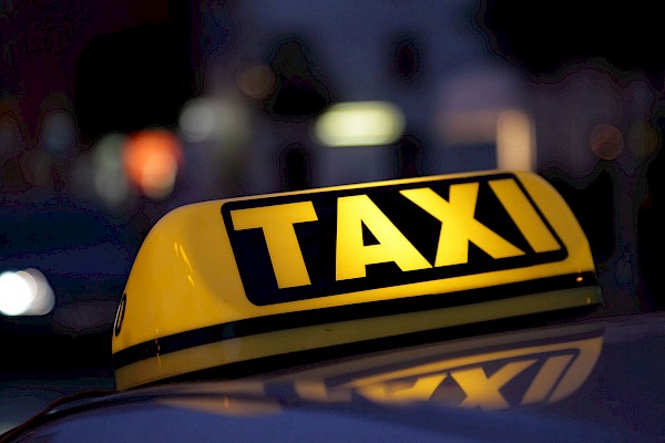 Taxista es herido de varias puñaladas en asalto