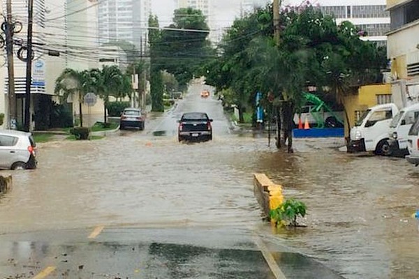 Varias vías inundadas en ciudad capital