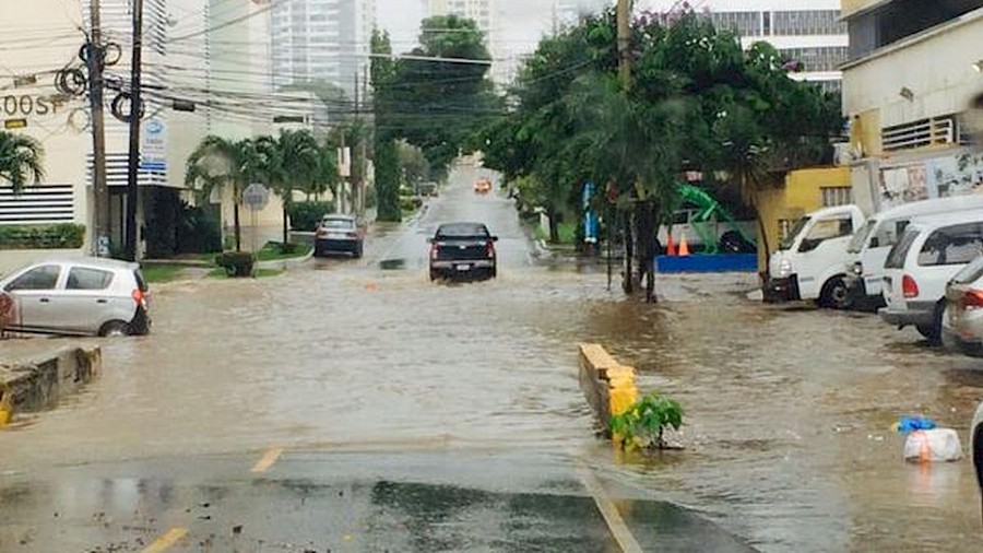 Varias vías inundadas en ciudad capital