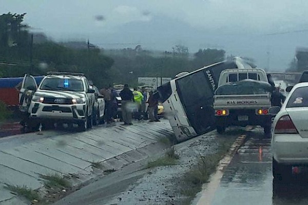 Bus de la ruta de Santiago-Panamá se vuelca en Capira