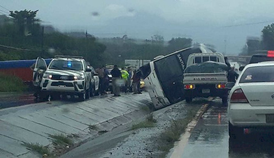 Bus de la ruta de Santiago-Panamá se vuelca en Capira