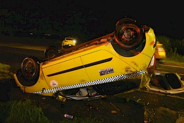 Cinco heridos tras vuelco de taxi en Pacora