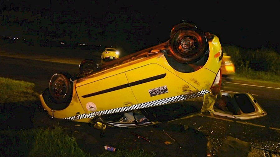 Cinco heridos tras vuelco de taxi en Pacora