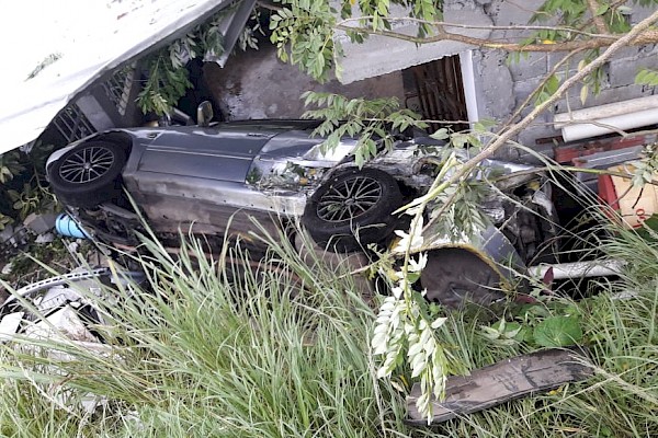 Auto cae en una residencia en Alcalde Díaz