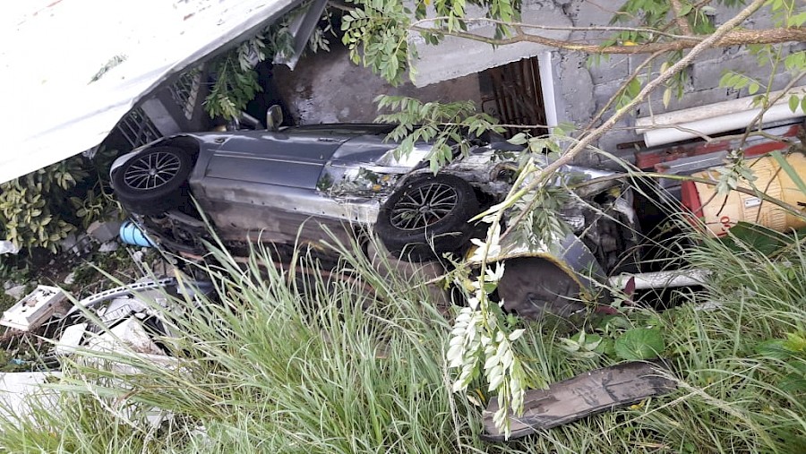 Auto cae en una residencia en Alcalde Díaz