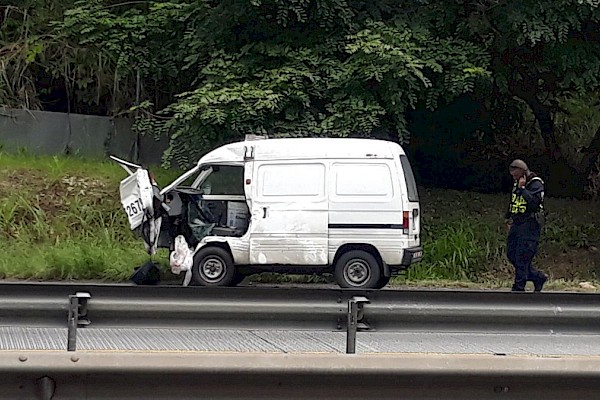 Un conductor queda atrapado tras impactar su auto contra un camión